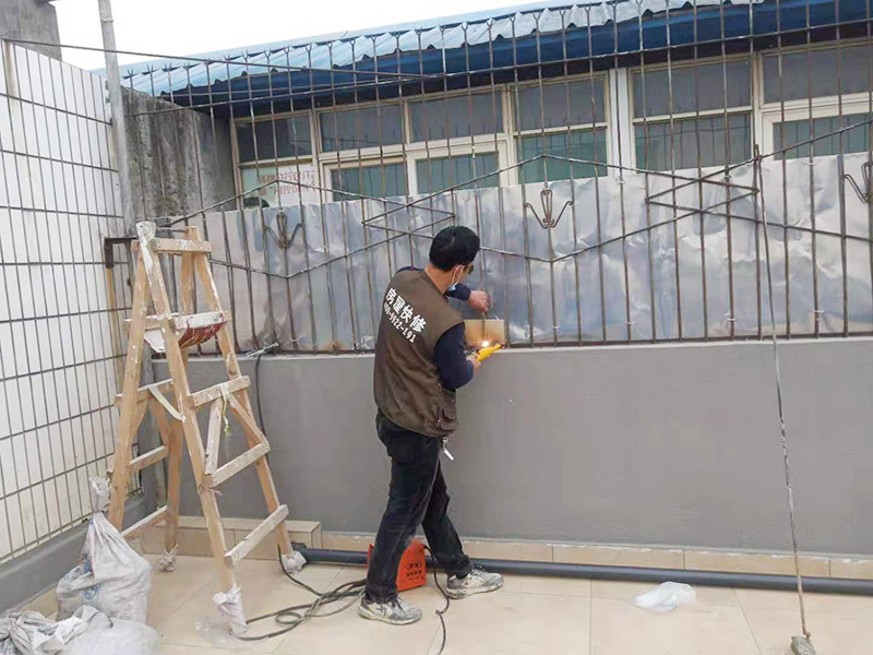 屋頂欄桿安裝：先把橫桿和豎桿分開；把防水圈放進(jìn)其中的兩根橫桿里（只需要放朝上的一個(gè)面）最上面一個(gè)橫桿是不用放的；最上面橫桿上的防水圈是先穿進(jìn)豎桿里的（注意方向不要放錯(cuò)）；找出兩根帶小圓孔的豎桿把這兩根豎桿穿進(jìn)橫桿處有圓孔部位里，用螺絲固定（最下面一個(gè)橫桿的螺絲等全部組裝好以后才固定）；依次把其他豎桿也同樣穿進(jìn)橫桿里；全部豎桿穿好后把卡片豎直放進(jìn)豎桿的孔里，再轉(zhuǎn)動(dòng)卡片，讓它卡進(jìn)豎桿里；把組裝好的護(hù)欄，用連接件把橫桿和立柱連接，用螺絲固定；把腳板用膨脹螺絲固定在地面上。