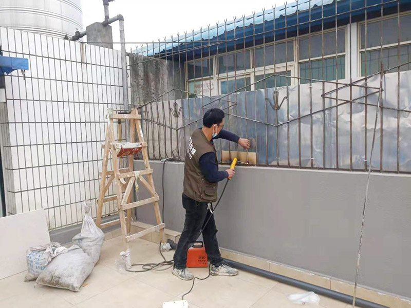 屋頂欄桿安裝：先把橫桿和豎桿分開；把防水圈放進(jìn)其中的兩根橫桿里（只需要放朝上的一個(gè)面）最上面一個(gè)橫桿是不用放的；最上面橫桿上的防水圈是先穿進(jìn)豎桿里的（注意方向不要放錯(cuò)）；找出兩根帶小圓孔的豎桿把這兩根豎桿穿進(jìn)橫桿處有圓孔部位里，用螺絲固定（最下面一個(gè)橫桿的螺絲等全部組裝好以后才固定）；依次把其他豎桿也同樣穿進(jìn)橫桿里；全部豎桿穿好后把卡片豎直放進(jìn)豎桿的孔里，再轉(zhuǎn)動(dòng)卡片，讓它卡進(jìn)豎桿里；把組裝好的護(hù)欄，用連接件把橫桿和立柱連接，用螺絲固定；把腳板用膨脹螺絲固定在地面上。