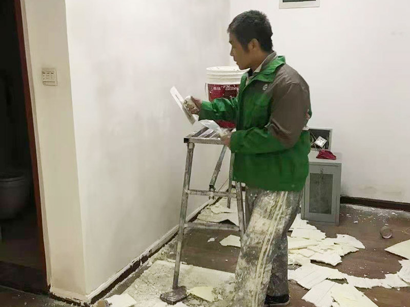 舊墻紙鏟除翻新：對(duì)于表面光潔，質(zhì)地類似于塑料的墻紙，可用手直接將其剝離。其剝離的步驟是，在墻體的頂端部分，用美工刀將墻紙的翹起，在用手捏住翹起的墻紙，將其往下慢慢的剝落。要注意的是，墻紙?jiān)趶膲ι蟿冸x時(shí)，最好要從上往下剝離，這樣的才能夠更容易的將墻紙從墻上剝離下來。 對(duì)于較難拆除干凈的墻紙，可先用美工刀，將墻紙沿著水平線割開，每條割縫間的間距大約在20-25厘米間，這樣才能夠保證墻紙剝除劑或溫肥皂水能夠，完全快速的滲透到墻紙的后面，將墻紙與墻壁間的膠粘劑軟化。在膠粘劑軟化后，就可直接將墻紙從墻壁上拆下來，或用工具將墻紙從墻壁上刮除。