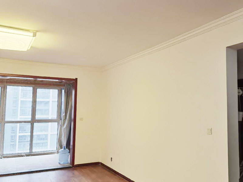 墻面粉刷滾乳膠漆：先將裝修表面上的灰塊、浮渣等雜物用開刀鏟除，如表面有油污，應(yīng)用清洗劑和清水洗凈，干燥后再用棕刷將表面灰塵清掃干凈;表面清掃后，再用底層石膏或嵌縫石膏將底層不平處填補(bǔ)好，石膏干透后局部需貼牛皮紙或?qū)Ｓ脡Σ歼M(jìn)行防裂處理，干透后進(jìn)行下一步施工。 遍應(yīng)用膠皮刮板滿刮，要求橫向刮抹平整、均勻、光滑，密實(shí)平整，線角及邊棱整齊為度。盡量刮薄，不得漏刮，接頭不得留槎，注意不要沾污門窗框及其他部位，否則應(yīng)及時(shí)清理。待遍膩?zhàn)痈赏负?，用粗砂紙打磨平整。注意操作要平衡，保護(hù)棱角，磨后用棕掃帚清掃干凈。 第二遍滿刮膩?zhàn)臃椒ㄍ?，但刮抹方向與前膩?zhàn)酉啻怪薄Ｈ缓笥么稚凹埓蚰テ秸?，否則必須進(jìn)行第三遍、第四遍，用300W太陽(yáng)燈側(cè)照墻面或天棚面用粗砂紙打磨平整，用細(xì)砂紙打磨平整光滑為準(zhǔn)。