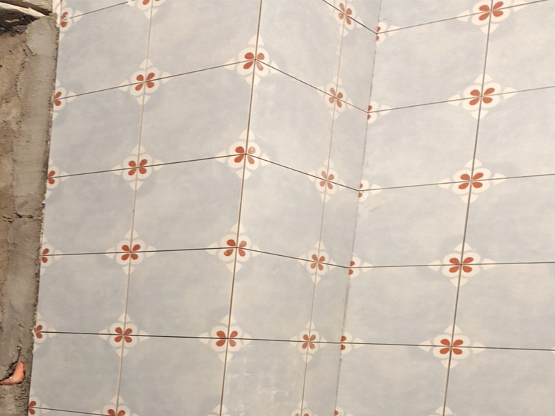 水電改造瓷磚鋪貼：工人按走向進(jìn)行墻面或地面開槽，開槽過程中，不允許出現(xiàn)墻面橫向開槽大于30cm的現(xiàn)象，因?yàn)闄M向開槽將破壞整樓的承重，使得抗震能力降低而且墻面容易開裂。如果是保溫墻的話，開很長的橫槽有可能會(huì)導(dǎo)致開槽上部的保溫層整體脫落。墻面開槽一般都應(yīng)該是豎向垂直開槽。 埋入管線(包括布線和接好管道)和暗盒，電路施工時(shí)先安裝管路，然后再穿導(dǎo)線，這樣可以避免將來換線出現(xiàn)導(dǎo)線無法抽動(dòng)的現(xiàn)象。穿管不能使用軟管，防止出現(xiàn)死角。同時(shí)電路接頭不要裸露在外面，應(yīng)該安裝在線盒內(nèi)，分線盒之間不允許有接頭。