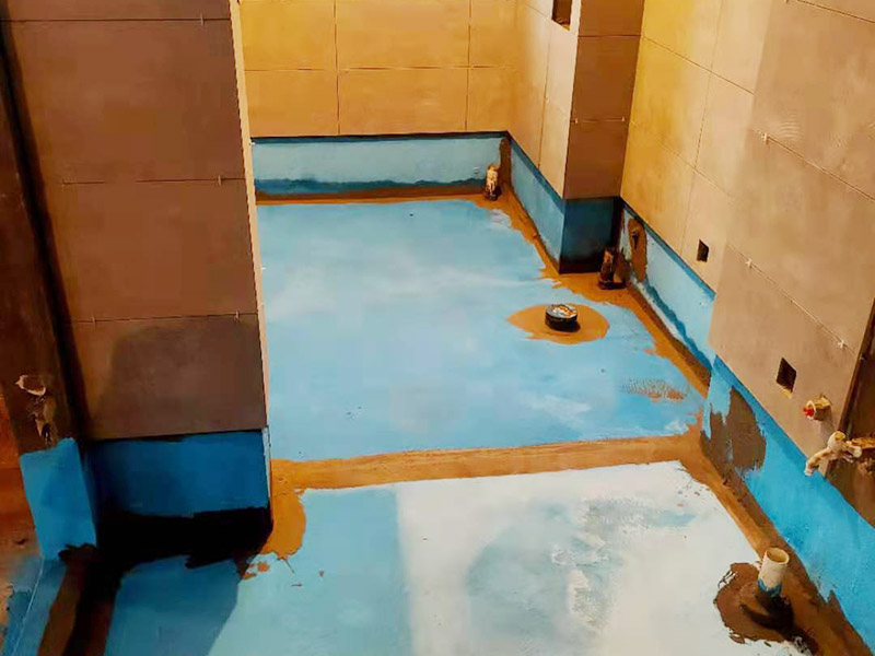 衛(wèi)生間防水施工：在衛(wèi)生間內(nèi)刷第一遍防水涂料，涂料高度、厚度需要達標;2、第一遍涂料干透之后，刷第二遍涂料;3、第二遍防水涂料干透后，在涂層表面鋪保護層;4、閉水實驗，地面上的水線需要維持在2cm以上，并在1天后，觀察是否會滲漏。