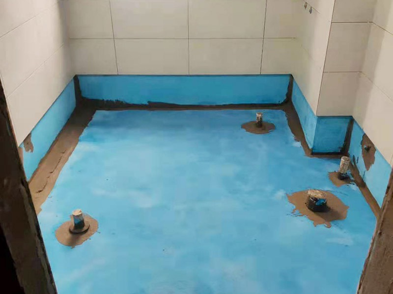 衛(wèi)生間防水施工：在衛(wèi)生間內(nèi)刷第一遍防水涂料，涂料高度、厚度需要達標;2、第一遍涂料干透之后，刷第二遍涂料;3、第二遍防水涂料干透后，在涂層表面鋪保護層;4、閉水實驗，地面上的水線需要維持在2cm以上，并在1天后，觀察是否會滲漏。