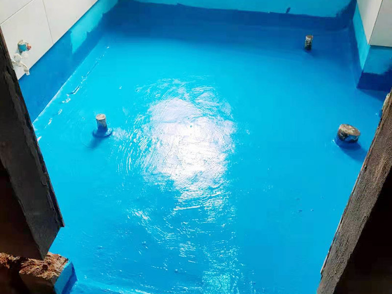 衛(wèi)生間防水施工：在衛(wèi)生間內(nèi)刷第一遍防水涂料，涂料高度、厚度需要達標;2、第一遍涂料干透之后，刷第二遍涂料;3、第二遍防水涂料干透后，在涂層表面鋪保護層;4、閉水實驗，地面上的水線需要維持在2cm以上，并在1天后，觀察是否會滲漏。