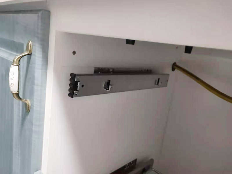 廚房安裝柜籃：首先將軌道的大小進(jìn)行匹配。然后選擇一個合適的鉆頭。因?yàn)樾枰獙⒙萁z固定住，這就需要有一個螺絲孔。不同的櫥柜材質(zhì)以及螺絲大小都需要不同的鉆頭。而且裝修者應(yīng)該根據(jù)該櫥柜拉籃螺絲的大小在櫥柜和墻體上都打出一個大小適中的螺絲孔。 在合適的位置上打造出合適的鉆孔之后，就需要安裝螺絲了。對于櫥柜的拉籃來說，安裝時也需要一些漲塞，這樣才可以保證螺絲的固定更加結(jié)實(shí)，更加經(jīng)久耐用。當(dāng)然漲塞需要留出一部分在外面，這樣才方便放置拉籃。