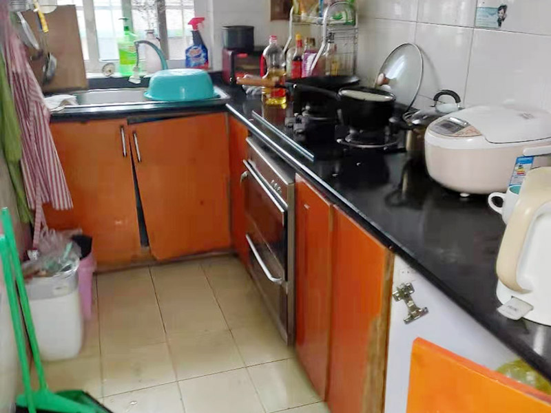 櫥柜門維修更換：首先要固定上軌道。軌道前飾面與柜櫥表面在同一平面，上導(dǎo)軌平放在預(yù)留位置。然后，將兩扇門放入導(dǎo)軌，使用水平或垂直尺測量門框的垂直度，調(diào)整上下導(dǎo)軌位置并固定。再次檢查門體是否與兩面平行，我們可以調(diào)整底輪，調(diào)整門體，達(dá)到邊框和兩邊的水平；最后將防跳裝置固定好