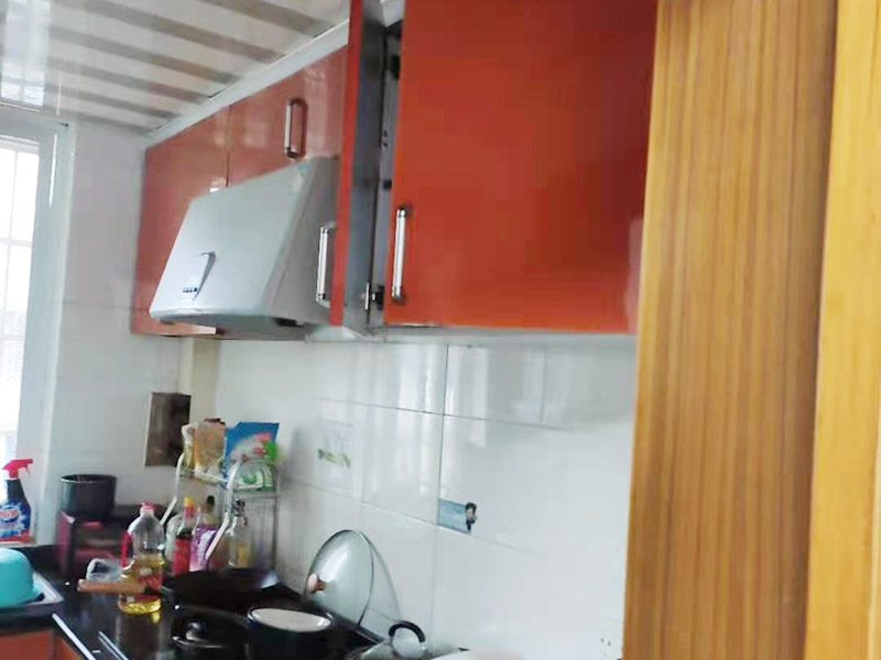 櫥柜門維修更換：首先要固定上軌道。軌道前飾面與柜櫥表面在同一平面，上導(dǎo)軌平放在預(yù)留位置。然后，將兩扇門放入導(dǎo)軌，使用水平或垂直尺測量門框的垂直度，調(diào)整上下導(dǎo)軌位置并固定。再次檢查門體是否與兩面平行，我們可以調(diào)整底輪，調(diào)整門體，達(dá)到邊框和兩邊的水平；最后將防跳裝置固定好