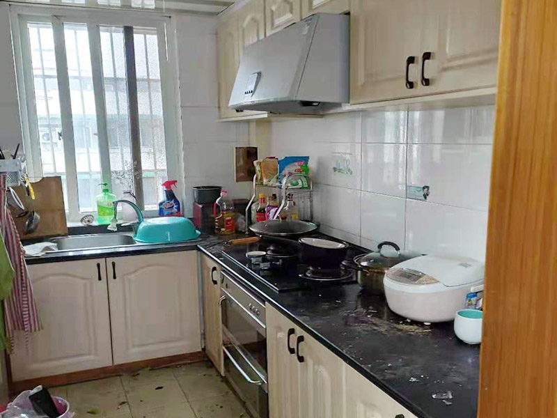 櫥柜門維修更換：首先要固定上軌道。軌道前飾面與柜櫥表面在同一平面，上導(dǎo)軌平放在預(yù)留位置。然后，將兩扇門放入導(dǎo)軌，使用水平或垂直尺測量門框的垂直度，調(diào)整上下導(dǎo)軌位置并固定。再次檢查門體是否與兩面平行，我們可以調(diào)整底輪，調(diào)整門體，達(dá)到邊框和兩邊的水平；最后將防跳裝置固定好