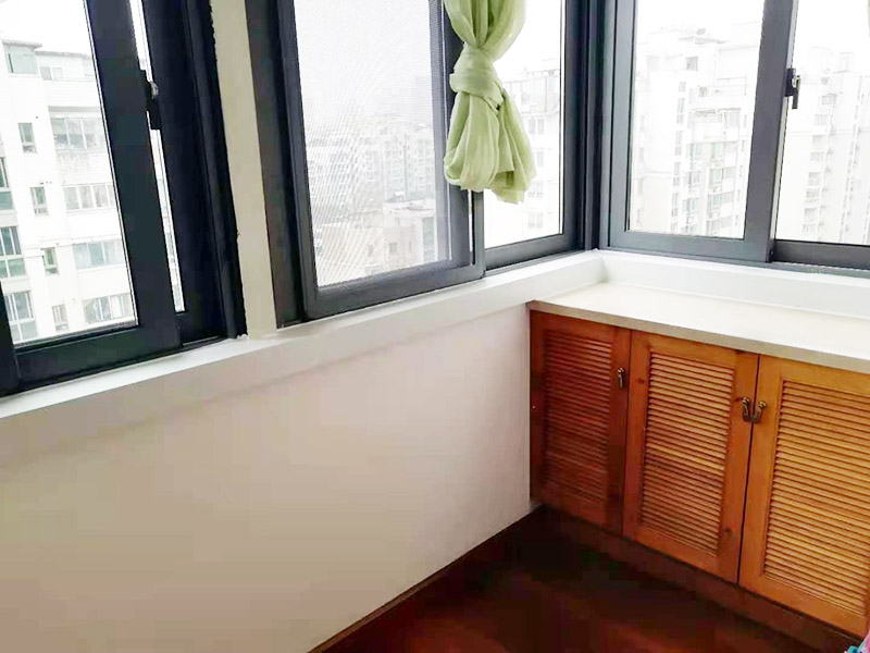 陽臺窗戶打膠翻新：門窗打膠，安裝地板窗框時，應(yīng)連接水平和垂直拉線。每層的水平相同，上側(cè)和下側(cè)是直的。當窗框和墻壁固定時，首先固定上框架，固定后框架，并用塑料膨脹螺栓固定。孔與開口之間的膨脹節(jié)內(nèi)腔填充有閉孔泡沫，發(fā)泡劑等彈性材料，表面用密封膠密封。