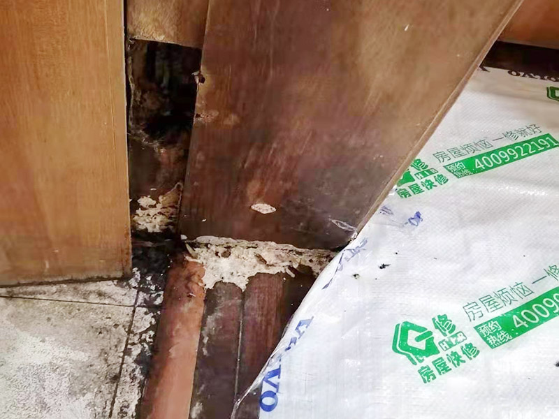 門框門鎖維修：首先就應該想到將變形的門框拆下來，然后重新修理一下，再重新把門框裝上去，但是，如果不及時修復，可能就需要更換。拆了門上的鉸鏈，因為木門或者門框如果繼續(xù)變形，拆掉鉸鏈就可以正常開關門了。