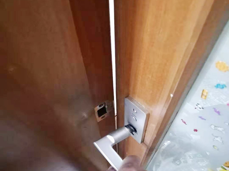 門框門鎖維修：首先就應該想到將變形的門框拆下來，然后重新修理一下，再重新把門框裝上去，但是，如果不及時修復，可能就需要更換。拆了門上的鉸鏈，因為木門或者門框如果繼續(xù)變形，拆掉鉸鏈就可以正常開關門了。