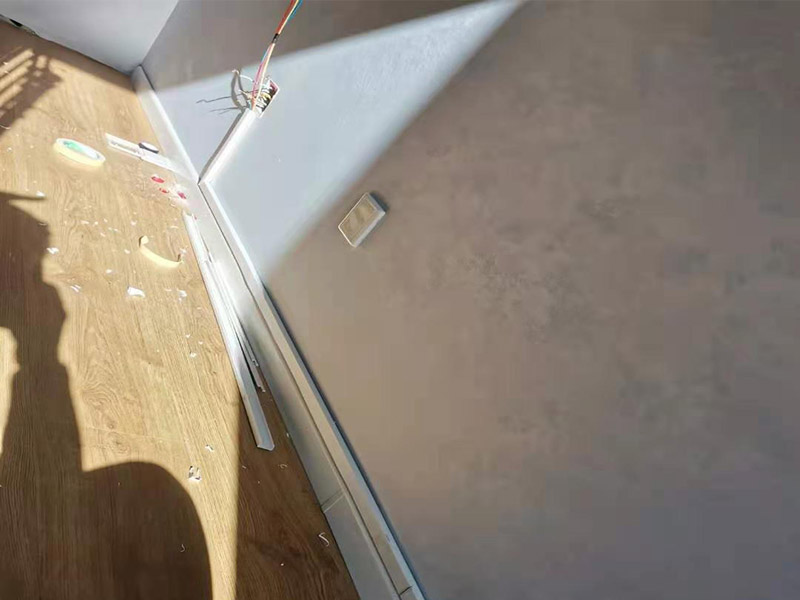 客廳明裝電路維修：從起始端到終結(jié)端，先干線支線找好水平線和垂直線。用粉線袋在線路中心彈線，并分均檔距，確定固定點(diǎn)位置。在固定點(diǎn)位置處用電錘鉆孔，然后埋入塑料脹管或傘型螺栓，供線槽固定。根據(jù)放置電線的截面大小及根數(shù)，選用適當(dāng)規(guī)格的線槽。 將線槽的底板橫平豎直地緊貼房屋墻壁、頂面的表面。固定線槽時，一般先固定兩端再固定中間。線槽對接縫與槽蓋對接縫應(yīng)錯開并不小于10cm。槽底、槽蓋與各種附件相對接時，接縫處應(yīng)嚴(yán)密平整，固定牢固。盒子都應(yīng)兩點(diǎn)固定，各種附件角、轉(zhuǎn)角、三通等固定點(diǎn)不應(yīng)少于兩點(diǎn)。在線路分支接頭處應(yīng)采用相應(yīng)的接線箱。