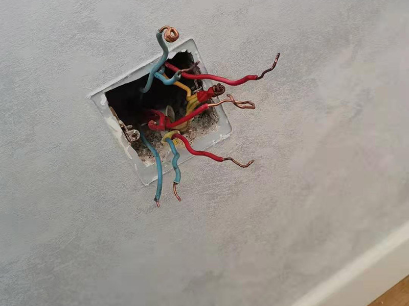 客廳明裝電路維修：從起始端到終結(jié)端，先干線支線找好水平線和垂直線。用粉線袋在線路中心彈線，并分均檔距，確定固定點(diǎn)位置。在固定點(diǎn)位置處用電錘鉆孔，然后埋入塑料脹管或傘型螺栓，供線槽固定。根據(jù)放置電線的截面大小及根數(shù)，選用適當(dāng)規(guī)格的線槽。 將線槽的底板橫平豎直地緊貼房屋墻壁、頂面的表面。固定線槽時，一般先固定兩端再固定中間。線槽對接縫與槽蓋對接縫應(yīng)錯開并不小于10cm。槽底、槽蓋與各種附件相對接時，接縫處應(yīng)嚴(yán)密平整，固定牢固。盒子都應(yīng)兩點(diǎn)固定，各種附件角、轉(zhuǎn)角、三通等固定點(diǎn)不應(yīng)少于兩點(diǎn)。在線路分支接頭處應(yīng)采用相應(yīng)的接線箱。