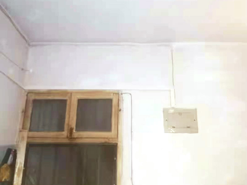 全屋明裝線路：畫框線：根據(jù)需要，在墻面的合適處畫出埋穴位置，并比照接線盒大?。ㄋ闹躡ai放大2&mdash;3毫米），畫出開鑿范圍框線（兩個(gè)裝蓋孔應(yīng)保持水平）。 鑿框線：以平口鑿沿柜線垂直鑿出深溝，然后從框內(nèi)向框外斜鑿去磚角，反復(fù)進(jìn)行，并注意不得崩裂框線。 鑿穴孔：將框內(nèi)多余磚角鑿去，直至深度略大于接線盒高度，不得過淺或過深。 修乎穴孔：鑿平埋穴四周與穴底，以放人接線盒端正、服帖為宜。 現(xiàn)埋接線盒：裝正接線盒，敲去安裝孔蓋，對(duì)準(zhǔn)線槽，并使裝蓋面稍稍伸出磚砌面，且低于粉刷面3&mdash;5毫米，再用調(diào)成膏狀的水泥粘牢 穿線引入：利用線管內(nèi)事先穿入的引線，將待裝電線引入線管之中。