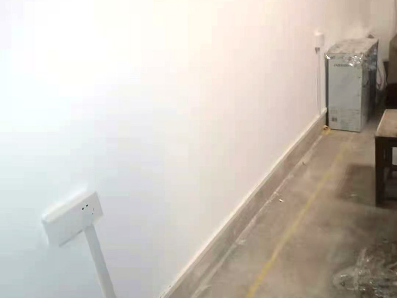 全屋明裝線路：畫框線：根據(jù)需要，在墻面的合適處畫出埋穴位置，并比照接線盒大?。ㄋ闹躡ai放大2&mdash;3毫米），畫出開鑿范圍框線（兩個(gè)裝蓋孔應(yīng)保持水平）。 鑿框線：以平口鑿沿柜線垂直鑿出深溝，然后從框內(nèi)向框外斜鑿去磚角，反復(fù)進(jìn)行，并注意不得崩裂框線。 鑿穴孔：將框內(nèi)多余磚角鑿去，直至深度略大于接線盒高度，不得過淺或過深。 修乎穴孔：鑿平埋穴四周與穴底，以放人接線盒端正、服帖為宜。 現(xiàn)埋接線盒：裝正接線盒，敲去安裝孔蓋，對(duì)準(zhǔn)線槽，并使裝蓋面稍稍伸出磚砌面，且低于粉刷面3&mdash;5毫米，再用調(diào)成膏狀的水泥粘牢 穿線引入：利用線管內(nèi)事先穿入的引線，將待裝電線引入線管之中。