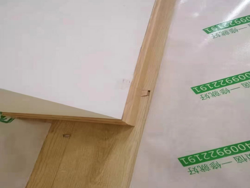 地板成品保護(hù)維修：防止磕碰：可以鋪一些柔軟耐沖擊的材料，加以防護(hù)。 防污染：后期的墻漆、膠水、有機(jī)溶劑有可能在施工中不慎滴落，污染木質(zhì)裝飾表面，可以鋪些隔離物加以防護(hù)。安裝過(guò)程中，應(yīng)注意輕拿輕放，不能碰傷、劃傷，好的鋁材應(yīng)貼好保護(hù)膜和標(biāo)簽。