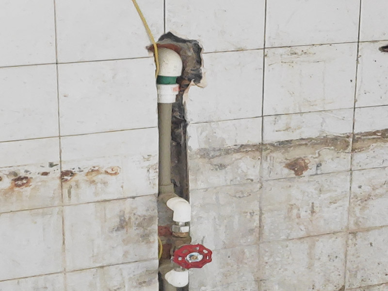 水電改造維修：水電改造，一定要注意查看原本的線路，比如電氣的原本線路設(shè)計(jì)情況、以及相關(guān)的照明，插座等是否采用分路控制的方式，這樣才能避免因?qū)υ揪€路的設(shè)計(jì)不了解而隨意檢查，造成不必要的麻煩。 水電維修改造，要檢查排水設(shè)施，通常情況下，在家裝中對(duì)于水電的改造是比較常見的，而這樣的情況下需要注意檢查排水系統(tǒng)，避免因改造中出現(xiàn)的一些疏忽，直接導(dǎo)致排水出現(xiàn)不暢通、或者是堵塞現(xiàn)象。