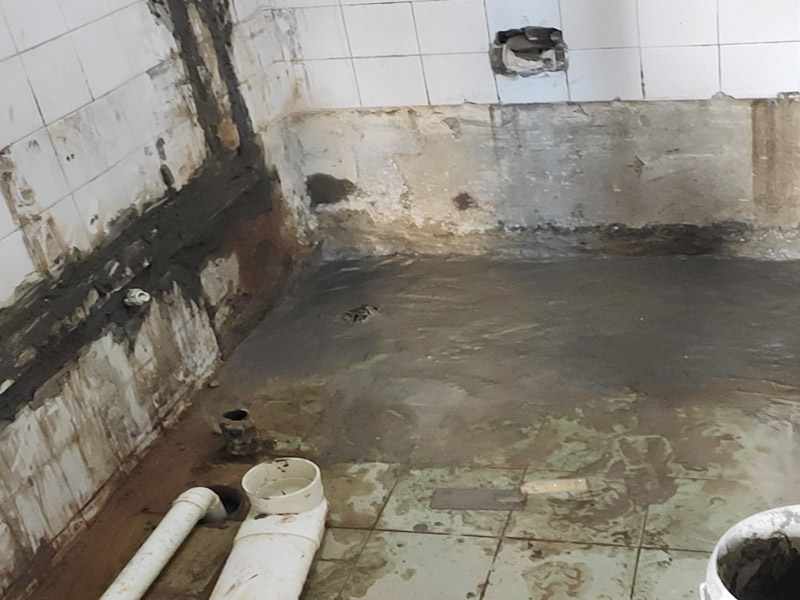 水電改造維修：水電改造，一定要注意查看原本的線路，比如電氣的原本線路設(shè)計(jì)情況、以及相關(guān)的照明，插座等是否采用分路控制的方式，這樣才能避免因?qū)υ揪€路的設(shè)計(jì)不了解而隨意檢查，造成不必要的麻煩。 水電維修改造，要檢查排水設(shè)施，通常情況下，在家裝中對(duì)于水電的改造是比較常見的，而這樣的情況下需要注意檢查排水系統(tǒng)，避免因改造中出現(xiàn)的一些疏忽，直接導(dǎo)致排水出現(xiàn)不暢通、或者是堵塞現(xiàn)象。