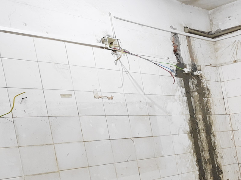 水電改造維修：水電改造，一定要注意查看原本的線路，比如電氣的原本線路設(shè)計(jì)情況、以及相關(guān)的照明，插座等是否采用分路控制的方式，這樣才能避免因?qū)υ揪€路的設(shè)計(jì)不了解而隨意檢查，造成不必要的麻煩。 水電維修改造，要檢查排水設(shè)施，通常情況下，在家裝中對(duì)于水電的改造是比較常見的，而這樣的情況下需要注意檢查排水系統(tǒng)，避免因改造中出現(xiàn)的一些疏忽，直接導(dǎo)致排水出現(xiàn)不暢通、或者是堵塞現(xiàn)象。