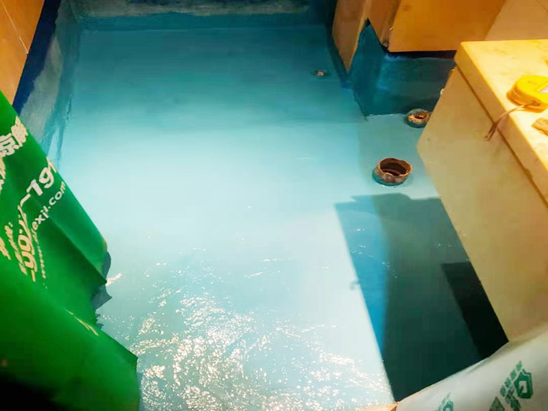 地面刷第五次防水：基層清理先將基層表面上的灰皮用鏟刀除掉，用笤帚將塵土、砂粒等雜物清掃干凈，尤其是管根，地漏和排水口等部位要仔細(xì)清理。 涂覆根據(jù)工程的特點(diǎn)和要求，選擇適當(dāng)?shù)墓し?。涂覆時(shí)要盡量均勻，不能有局部沉積，并要求多滾刷幾次使涂料與基層之間密實(shí)，不留氣泡，粘結(jié)嚴(yán)實(shí)。 保護(hù)層與裝飾層須在防水層完成2天后進(jìn)行。為了抹砂漿時(shí)施工方便，也可在防水層后一遍涂覆后，立即撒上干凈的中粗砂。
