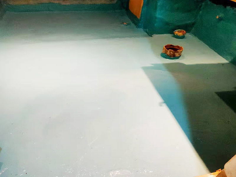 地面刷第五次防水：基層清理先將基層表面上的灰皮用鏟刀除掉，用笤帚將塵土、砂粒等雜物清掃干凈，尤其是管根，地漏和排水口等部位要仔細(xì)清理。 涂覆根據(jù)工程的特點(diǎn)和要求，選擇適當(dāng)?shù)墓し?。涂覆時(shí)要盡量均勻，不能有局部沉積，并要求多滾刷幾次使涂料與基層之間密實(shí)，不留氣泡，粘結(jié)嚴(yán)實(shí)。 保護(hù)層與裝飾層須在防水層完成2天后進(jìn)行。為了抹砂漿時(shí)施工方便，也可在防水層后一遍涂覆后，立即撒上干凈的中粗砂。