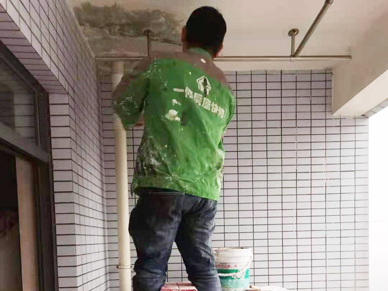 陽臺頂面掉皮：需要先把出現(xiàn)問題的地方鏟除，并將鏟除部分的邊緣磨平滑后，重新刮一次膩子，上底漆，再刷再涂。當墻面剝落比較嚴重時，需要考慮對基層做加固處理。步驟是先將原墻體鏟除至墻面基層，然后用界面劑或者封固底漆重新涂刷一遍，最后再按照粉刷石膏找平、貼網(wǎng)格布(加固防裂)、批刮墻襯三遍后打磨平整。