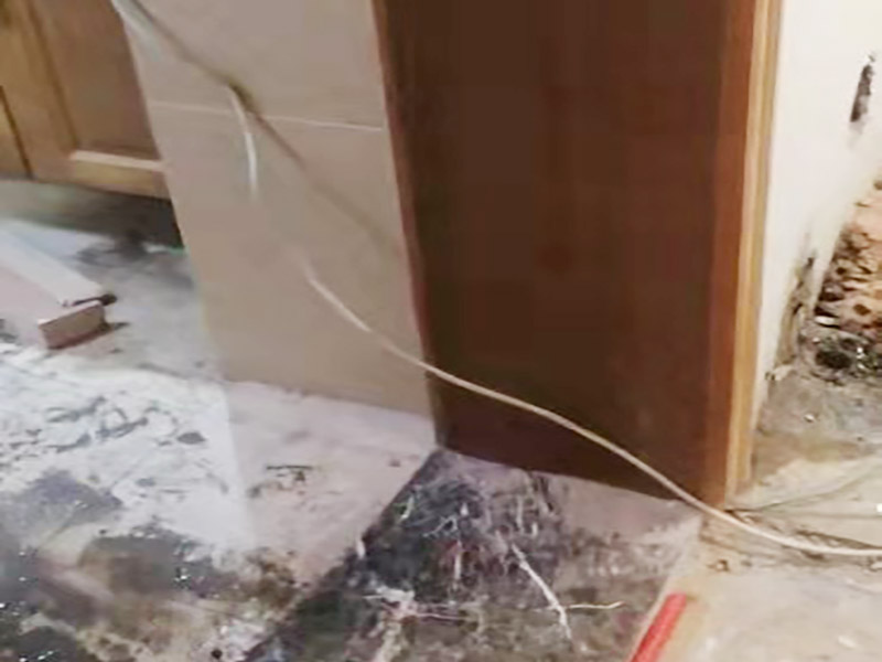 墻壁打孔服務(wù)：為了保證施工的安全性，不建議業(yè)主親自動手，墻體打孔一般是由專業(yè)的師傅來完成的。不夠?qū)I(yè)的技術(shù)人員不僅可能對墻體造成損傷，有可能還會發(fā)生意外事故，對業(yè)主的利益造成威脅。 打孔看起很簡單，其實是個技術(shù)活，大家在打孔的時候，切勿操之過急。在打孔的過程中應(yīng)來回的抽插，這樣可以防止干粉卡鉆。另外，墻體打孔時鉆頭一定要穩(wěn)，不要左搖右搖，因為你搖的一起，相當(dāng)于加大鉆頭的摩擦力。