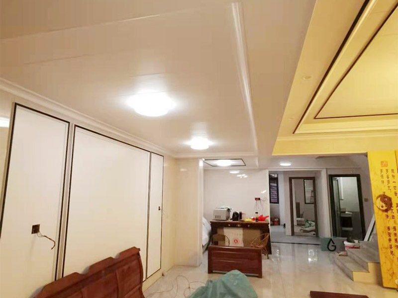 客廳造型安裝：客廳吊頂施工準備,客廳吊頂施工準備包含檢查設備管道是否安裝完畢、檢查結構尺寸與設計圖是否相符、準備好吊頂安裝材料和工具等工作。 安裝龍骨,龍骨分為兩個,分別是主龍骨和次龍骨。在進行安裝時,要先將每條主龍骨吊到稍高于標高線的位置上臨時固定,假如吊頂面積較大,可分成多個部分,依次吊裝。安裝完主龍骨之后,在安裝次龍骨就行了。