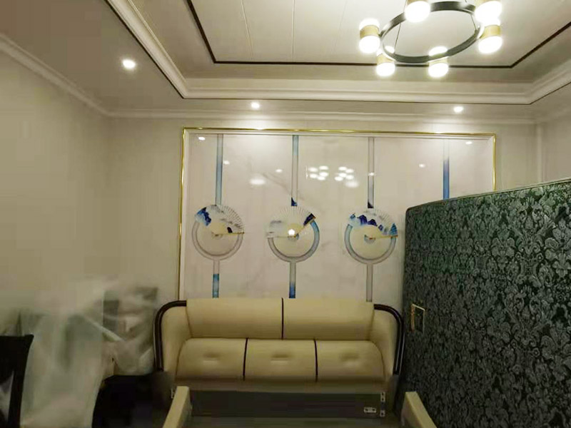 客廳造型安裝：客廳吊頂施工準備,客廳吊頂施工準備包含檢查設備管道是否安裝完畢、檢查結構尺寸與設計圖是否相符、準備好吊頂安裝材料和工具等工作。 安裝龍骨,龍骨分為兩個,分別是主龍骨和次龍骨。在進行安裝時,要先將每條主龍骨吊到稍高于標高線的位置上臨時固定,假如吊頂面積較大,可分成多個部分,依次吊裝。安裝完主龍骨之后,在安裝次龍骨就行了。