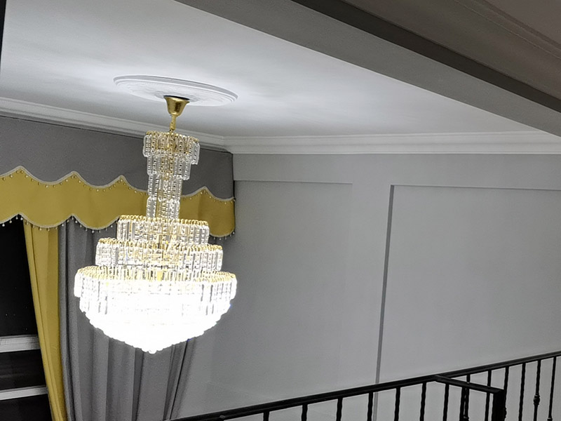 水晶吊燈安裝：安裝水晶吊燈應(yīng)首先確定安裝位置，并注意房間和水晶吊燈的尺寸。 在優(yōu)雅的大房子里，水晶吊燈是最好的裝飾，尤其是在客廳。足夠大的水晶吊燈將使整個(gè)房間更加充實(shí)，高端大氣。 但是如果大型水晶吊燈在中型房間中就會(huì)顯得過(guò)于擁擠，那么安裝一個(gè)較小的水晶吊燈會(huì)更完美。 安裝水晶吊燈時(shí)，必須考慮其重量。當(dāng)?shù)鯚舻闹亓砍^(guò)3kg時(shí)，應(yīng)使用預(yù)埋吊鉤或螺栓將其固定。當(dāng)軟線吊燈的重量超過(guò)1kg時(shí)，應(yīng)增加吊鏈。