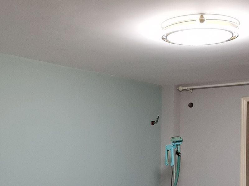 水晶吊燈安裝：安裝水晶吊燈應(yīng)首先確定安裝位置，并注意房間和水晶吊燈的尺寸。 在優(yōu)雅的大房子里，水晶吊燈是最好的裝飾，尤其是在客廳。足夠大的水晶吊燈將使整個(gè)房間更加充實(shí)，高端大氣。 但是如果大型水晶吊燈在中型房間中就會(huì)顯得過(guò)于擁擠，那么安裝一個(gè)較小的水晶吊燈會(huì)更完美。 安裝水晶吊燈時(shí)，必須考慮其重量。當(dāng)?shù)鯚舻闹亓砍^(guò)3kg時(shí)，應(yīng)使用預(yù)埋吊鉤或螺栓將其固定。當(dāng)軟線吊燈的重量超過(guò)1kg時(shí)，應(yīng)增加吊鏈。