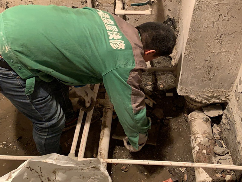 衛(wèi)生間拆除裝修：拆磚應(yīng)從下至上進(jìn)行，在施工過(guò)程中對(duì)地面及時(shí)進(jìn)行處理，以免因垃圾過(guò)多從而影響后面的工作。同時(shí)要處理好房?jī)?nèi)的防水層。拆除插座與水龍頭附近的瓷磚時(shí)應(yīng)小心，以免損壞水電設(shè)備。為了加快房屋翻新的進(jìn)度，在拆完衛(wèi)生間瓷磚后應(yīng)立即將現(xiàn)場(chǎng)的雜物處理干凈。