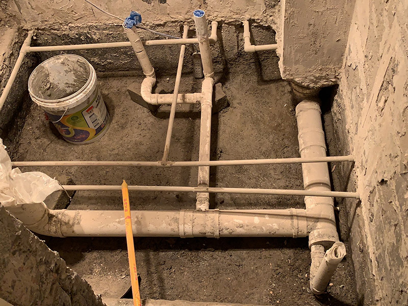 衛(wèi)生間拆除裝修：拆磚應(yīng)從下至上進(jìn)行，在施工過(guò)程中對(duì)地面及時(shí)進(jìn)行處理，以免因垃圾過(guò)多從而影響后面的工作。同時(shí)要處理好房?jī)?nèi)的防水層。拆除插座與水龍頭附近的瓷磚時(shí)應(yīng)小心，以免損壞水電設(shè)備。為了加快房屋翻新的進(jìn)度，在拆完衛(wèi)生間瓷磚后應(yīng)立即將現(xiàn)場(chǎng)的雜物處理干凈。