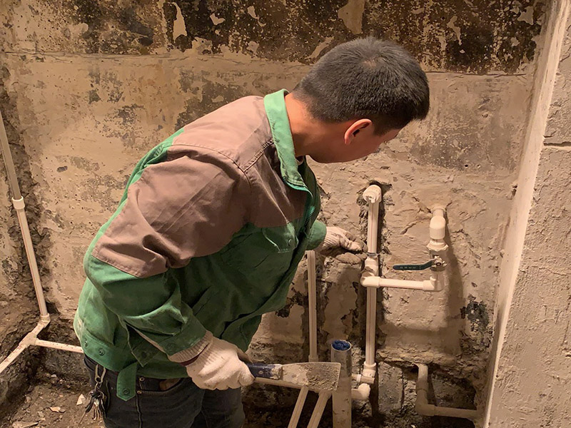 衛(wèi)生間拆除裝修：拆磚應(yīng)從下至上進(jìn)行，在施工過(guò)程中對(duì)地面及時(shí)進(jìn)行處理，以免因垃圾過(guò)多從而影響后面的工作。同時(shí)要處理好房?jī)?nèi)的防水層。拆除插座與水龍頭附近的瓷磚時(shí)應(yīng)小心，以免損壞水電設(shè)備。為了加快房屋翻新的進(jìn)度，在拆完衛(wèi)生間瓷磚后應(yīng)立即將現(xiàn)場(chǎng)的雜物處理干凈。