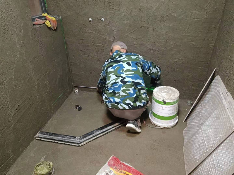 浴室找平貼磚：在鋪貼瓷磚前，我們要先把還沒涂抹水泥的地磚鋪在地上，并敲平，然后在地磚上涂滿水泥，鋪在地面，鋪地磚的過程中要對齊四塊磚的對角位置。  另外，在鋪貼瓷磚時也要講究鋪貼順序，在鋪地磚時應(yīng)從內(nèi)向外貼，有坡度或地漏的地方，要注意排水方向找坡，而墻面磚應(yīng)從下往上貼，底層的瓷磚要最后貼，這樣鋪貼出來才美觀，鋪完地磚后還要壓地磚。