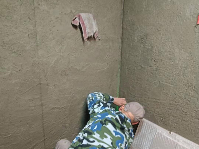 浴室找平貼磚：在鋪貼瓷磚前，我們要先把還沒涂抹水泥的地磚鋪在地上，并敲平，然后在地磚上涂滿水泥，鋪在地面，鋪地磚的過程中要對齊四塊磚的對角位置。  另外，在鋪貼瓷磚時也要講究鋪貼順序，在鋪地磚時應(yīng)從內(nèi)向外貼，有坡度或地漏的地方，要注意排水方向找坡，而墻面磚應(yīng)從下往上貼，底層的瓷磚要最后貼，這樣鋪貼出來才美觀，鋪完地磚后還要壓地磚。