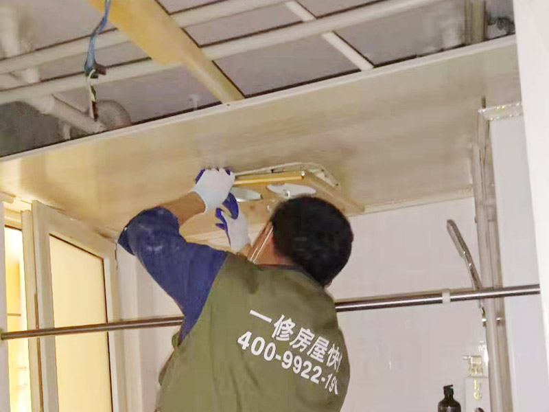 廚房管道改造：家裝管道系統(tǒng)施工：房子里明裝的管道,適合于土建的粉飾作業(yè)結束之后施行,配裝之前,需要幫助土建準確的預留或者是預埋孔洞以及套管。 給水位置布置：明敷的給水立管宜布置在靠近用水量大的衛(wèi)生器具的墻角、墻邊或立柱旁。 給水系統(tǒng)布置三不：明敷的給水管不得穿越臥室、儲藏室以及煙道、風道；給水管道不得緊挨熱； 給水立管距熱水器或者灶邊凈距不得小于400mm，當條件不具備時，但最小凈距不得小于200mm。