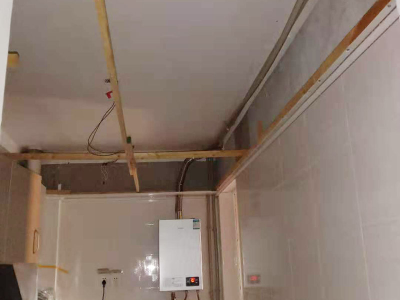 廚房管道改造：家裝管道系統(tǒng)施工：房子里明裝的管道,適合于土建的粉飾作業(yè)結束之后施行,配裝之前,需要幫助土建準確的預留或者是預埋孔洞以及套管。 給水位置布置：明敷的給水立管宜布置在靠近用水量大的衛(wèi)生器具的墻角、墻邊或立柱旁。 給水系統(tǒng)布置三不：明敷的給水管不得穿越臥室、儲藏室以及煙道、風道；給水管道不得緊挨熱； 給水立管距熱水器或者灶邊凈距不得小于400mm，當條件不具備時，但最小凈距不得小于200mm。