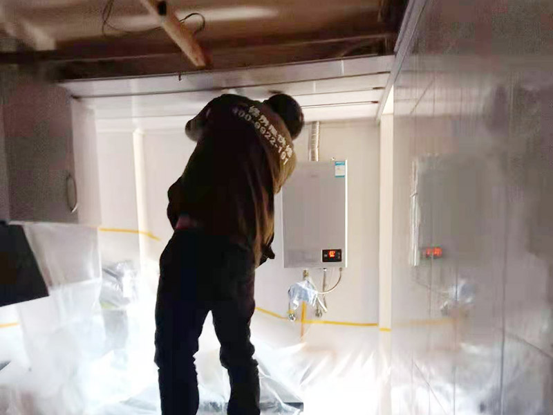 廚房管道改造：家裝管道系統(tǒng)施工：房子里明裝的管道,適合于土建的粉飾作業(yè)結束之后施行,配裝之前,需要幫助土建準確的預留或者是預埋孔洞以及套管。 給水位置布置：明敷的給水立管宜布置在靠近用水量大的衛(wèi)生器具的墻角、墻邊或立柱旁。 給水系統(tǒng)布置三不：明敷的給水管不得穿越臥室、儲藏室以及煙道、風道；給水管道不得緊挨熱； 給水立管距熱水器或者灶邊凈距不得小于400mm，當條件不具備時，但最小凈距不得小于200mm。