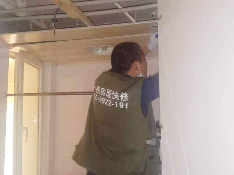 廚房管道改造：家裝管道系統(tǒng)施工：房子里明裝的管道,適合于土建的粉飾作業(yè)結束之后施行,配裝之前,需要幫助土建準確的預留或者是預埋孔洞以及套管。 給水位置布置：明敷的給水立管宜布置在靠近用水量大的衛(wèi)生器具的墻角、墻邊或立柱旁。 給水系統(tǒng)布置三不：明敷的給水管不得穿越臥室、儲藏室以及煙道、風道；給水管道不得緊挨熱； 給水立管距熱水器或者灶邊凈距不得小于400mm，當條件不具備時，但最小凈距不得小于200mm。