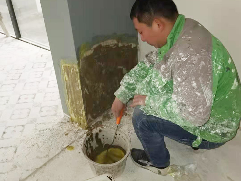 墻面局部修補(bǔ)：一定要做好基層的處理，如果您家是二次裝修墻面時，沒有將以前的老墻的墻皮鏟除干凈，或者是只鏟除了表層的膩?zhàn)?，那么修補(bǔ)墻面時，是會遺留下高低不平的部分墻皮的，此后，要是接著上刷界面劑或者膩?zhàn)樱敲春芸赡芫蜁?dǎo)致新刷的墻面出現(xiàn)開裂的情況。 需要鏟除到磚墻體的表面，然后進(jìn)行全面的施工，進(jìn)行翻新墻面，工程量是比較大的，完全適用于存在多處開裂、掉皮和起粉現(xiàn)象的墻面。