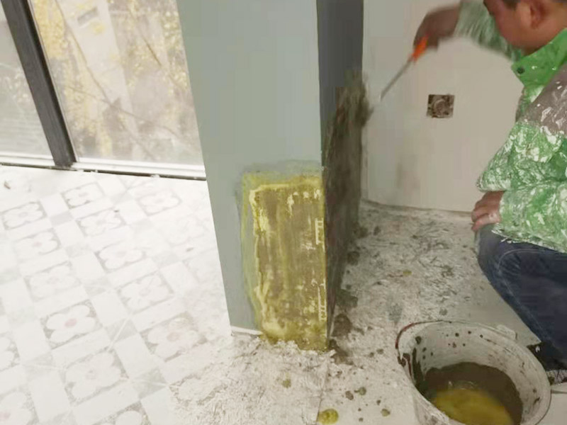 墻面局部修補(bǔ)：一定要做好基層的處理，如果您家是二次裝修墻面時，沒有將以前的老墻的墻皮鏟除干凈，或者是只鏟除了表層的膩?zhàn)?，那么修補(bǔ)墻面時，是會遺留下高低不平的部分墻皮的，此后，要是接著上刷界面劑或者膩?zhàn)樱敲春芸赡芫蜁?dǎo)致新刷的墻面出現(xiàn)開裂的情況。 需要鏟除到磚墻體的表面，然后進(jìn)行全面的施工，進(jìn)行翻新墻面，工程量是比較大的，完全適用于存在多處開裂、掉皮和起粉現(xiàn)象的墻面。