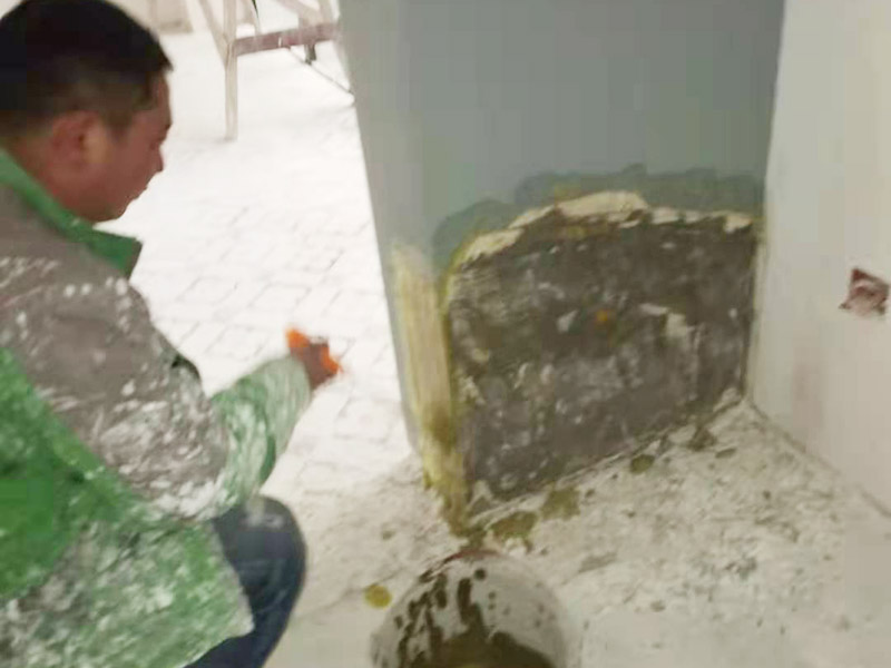 墻面局部修補(bǔ)：一定要做好基層的處理，如果您家是二次裝修墻面時，沒有將以前的老墻的墻皮鏟除干凈，或者是只鏟除了表層的膩?zhàn)?，那么修補(bǔ)墻面時，是會遺留下高低不平的部分墻皮的，此后，要是接著上刷界面劑或者膩?zhàn)?，那么很可能就會?dǎo)致新刷的墻面出現(xiàn)開裂的情況。 需要鏟除到磚墻體的表面，然后進(jìn)行全面的施工，進(jìn)行翻新墻面，工程量是比較大的，完全適用于存在多處開裂、掉皮和起粉現(xiàn)象的墻面。