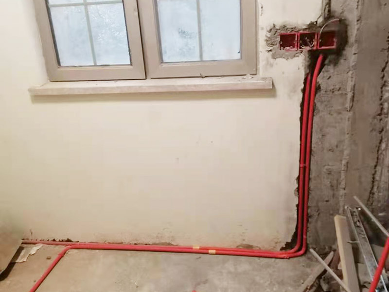 墻面水電改造維修：按走向進行墻面或地面開槽，開槽過程中，不允許出現(xiàn)墻面橫向開槽大于30cm的現(xiàn)象，因為橫向開槽將破壞整樓的承重，使得抗震能力降低而且墻面容易開裂。如果是保溫墻的話，開很長的橫槽有可能會導致開槽上部的保溫層整體脫落。墻面開槽一般都應該是豎向垂直開槽。 埋入管線(包括布線和接好管道)和暗盒，電路施工時先安裝管路，然后再穿導線，這樣可以避免將來換線出現(xiàn)導線無法抽動的現(xiàn)象。穿管不能使用軟管，防止出現(xiàn)死角。同時電路接頭不要裸露在外面，應該安裝在線盒內(nèi)，分線盒之間不允許有接頭。