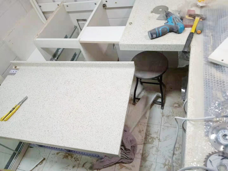 櫥柜維修改造：對廚房作防護措施,掛擋布、廚房墻面等做簡單清理,以便準確測量地面水平。 材料進場:櫥柜板材等進場。  安裝地柜 組裝:統(tǒng)一組裝好地柜,搬進廚房,按圖紙順序擺放好位置(倒放),統(tǒng)一安裝地腳。 現(xiàn)場切割:地面上墊上保護物,割口根據(jù)實物的大小從反面進行操作,保持正面不崩。 安裝順序：如有轉(zhuǎn)角柜應先安轉(zhuǎn)角柜，沒有轉(zhuǎn)角柜先從靠墻的柜往外安裝。 水平調(diào)整：通過地柜的調(diào)節(jié)腿調(diào)節(jié)地柜水平度，誤差保持正負1mm。