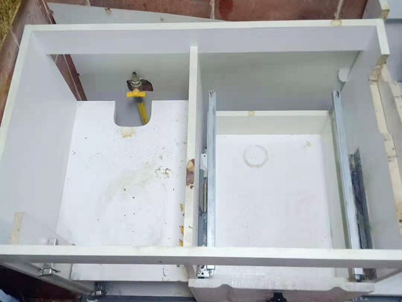 櫥柜維修改造：對廚房作防護措施,掛擋布、廚房墻面等做簡單清理,以便準確測量地面水平。 材料進場:櫥柜板材等進場。  安裝地柜 組裝:統(tǒng)一組裝好地柜,搬進廚房,按圖紙順序擺放好位置(倒放),統(tǒng)一安裝地腳。 現(xiàn)場切割:地面上墊上保護物,割口根據(jù)實物的大小從反面進行操作,保持正面不崩。 安裝順序：如有轉(zhuǎn)角柜應先安轉(zhuǎn)角柜，沒有轉(zhuǎn)角柜先從靠墻的柜往外安裝。 水平調(diào)整：通過地柜的調(diào)節(jié)腿調(diào)節(jié)地柜水平度，誤差保持正負1mm。