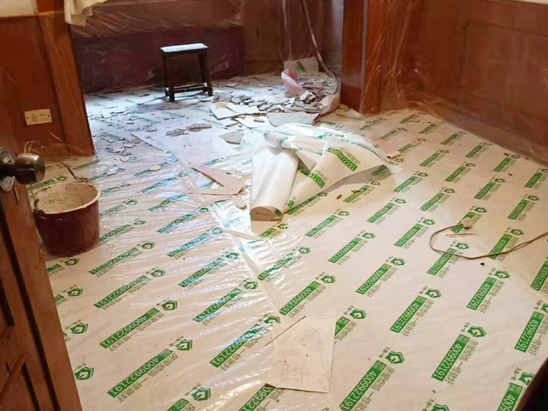 家具保護(hù)措施：地板保護(hù)，地板保護(hù)需要使用pvc+棉保護(hù)膜 （薄的保護(hù)膜會(huì)在裝修過(guò)程中踩壞），沿墻邊使用家較寬的地板專用膠帶密封。家居保護(hù)只需要使用普通pvc保護(hù)膜即可，注意下方要留足保護(hù)膜遮蓋下方地板。門窗保護(hù):使用無(wú)紡布門窗保護(hù)膜，裁剪適當(dāng)大小貼在窗戶上級(jí)窗戶框上即可。門使用pvc保護(hù)膜，小的突起如電源插座，使用保護(hù)膜覆蓋用較窄的地板專用膠帶密封。 注意：所有的密封都不要貼到需要粉刷裝修的墻面上。