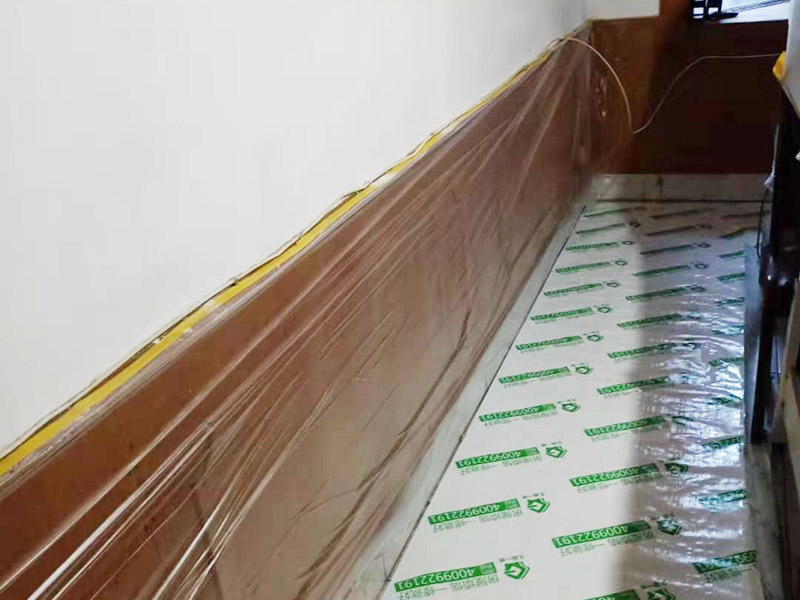 家具保護(hù)措施：地板保護(hù)，地板保護(hù)需要使用pvc+棉保護(hù)膜 （薄的保護(hù)膜會(huì)在裝修過(guò)程中踩壞），沿墻邊使用家較寬的地板專用膠帶密封。家居保護(hù)只需要使用普通pvc保護(hù)膜即可，注意下方要留足保護(hù)膜遮蓋下方地板。門窗保護(hù):使用無(wú)紡布門窗保護(hù)膜，裁剪適當(dāng)大小貼在窗戶上級(jí)窗戶框上即可。門使用pvc保護(hù)膜，小的突起如電源插座，使用保護(hù)膜覆蓋用較窄的地板專用膠帶密封。 注意：所有的密封都不要貼到需要粉刷裝修的墻面上。