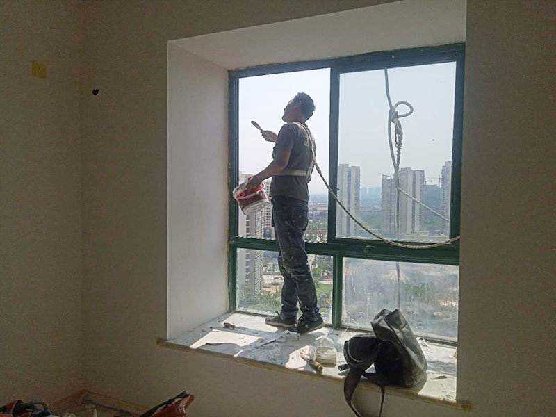 門窗打膠維修：各樓層窗框安裝時(shí)均應(yīng)橫向、豎向拉通線，各層水平一致，上下順直。窗框與墻體固定時(shí)，先固定上框，后固定邊框，采用塑料膨脹螺栓固定。框與洞口之間的伸縮縫內(nèi)腔均采用閉孔泡沫塑料，發(fā)泡劑等彈性材料填塞，表面用密封膠密封。門窗安裝必須牢固，預(yù)埋件的數(shù)量、位置、埋設(shè)連接方法必須符合設(shè)計(jì)要求，設(shè)有預(yù)埋鐵件的洞應(yīng)采用焊接的方法固定，或先在預(yù)埋件上按緊固件規(guī)格打基孔，然后用緊固件固定。拼樘料與磚墻連接時(shí)，應(yīng)先將拼樘料兩端插入預(yù)留洞口中，然后用C20細(xì)石砼澆灌固定。應(yīng)將兩窗框與拼樘料卡接，卡接后用緊固件雙向擰緊，其間距應(yīng)&le;400mm。緊固件端頭及拼樘料與窗杠間的穎隙采用密封條進(jìn)行密封處理。當(dāng)門窗采用預(yù)埋木磚法與墻體連接時(shí)，木磚應(yīng)進(jìn)行防腐處理。