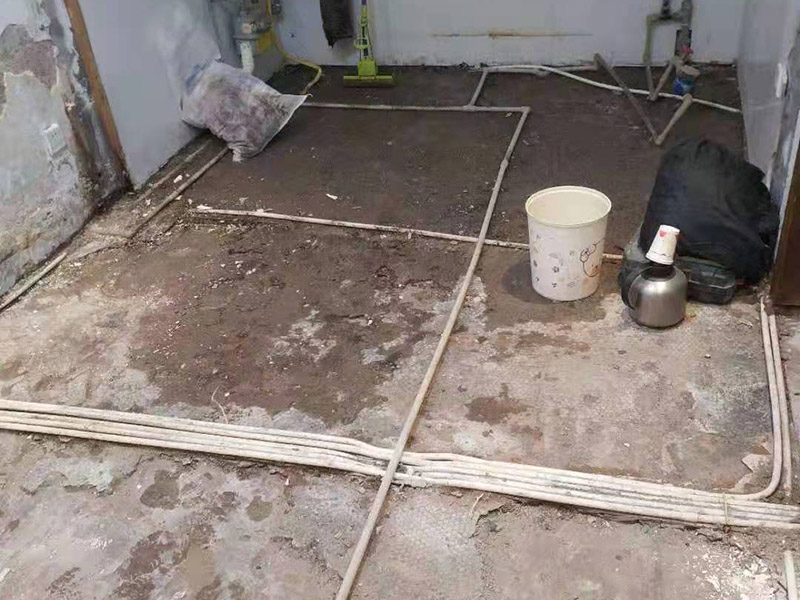 廚房拆除施工：拆除舊廚房是工程中的第一項(xiàng)，將情墻面和地面上原有的瓷磚全部砸掉，不要只砸掉一半或一部分，以免后面在鋪貼時(shí)有縫隙。 拆除吊頂、廚具和燈具，需按照一定的流程拆除。如果想要重新將廚房整頓一下，那么就將廚房的一切原有的都拆除掉。 如果是其他房間改造為廚房的話，也是要先將墻面和地面全部砸掉，以便于后續(xù)安裝管道和布置線路。水路和電路的設(shè)計(jì)都是很隱藏的，一般都會(huì)做成暗管，隱藏在墻面或地面下，既美觀又不影響使用。在地面和墻面全部拆除后，要將不平整或者有縫隙的地方用水泥抹平，以防安裝上瓷磚后發(fā)現(xiàn)不平整而影響整體美觀，并且也能進(jìn)一步做到防水的效果。